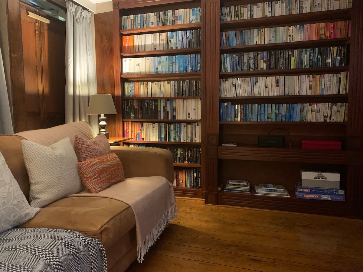 Top performing Airbnb: Charming 5* Georgian Townhouse + Sauna sleeps 6 in Ulverston