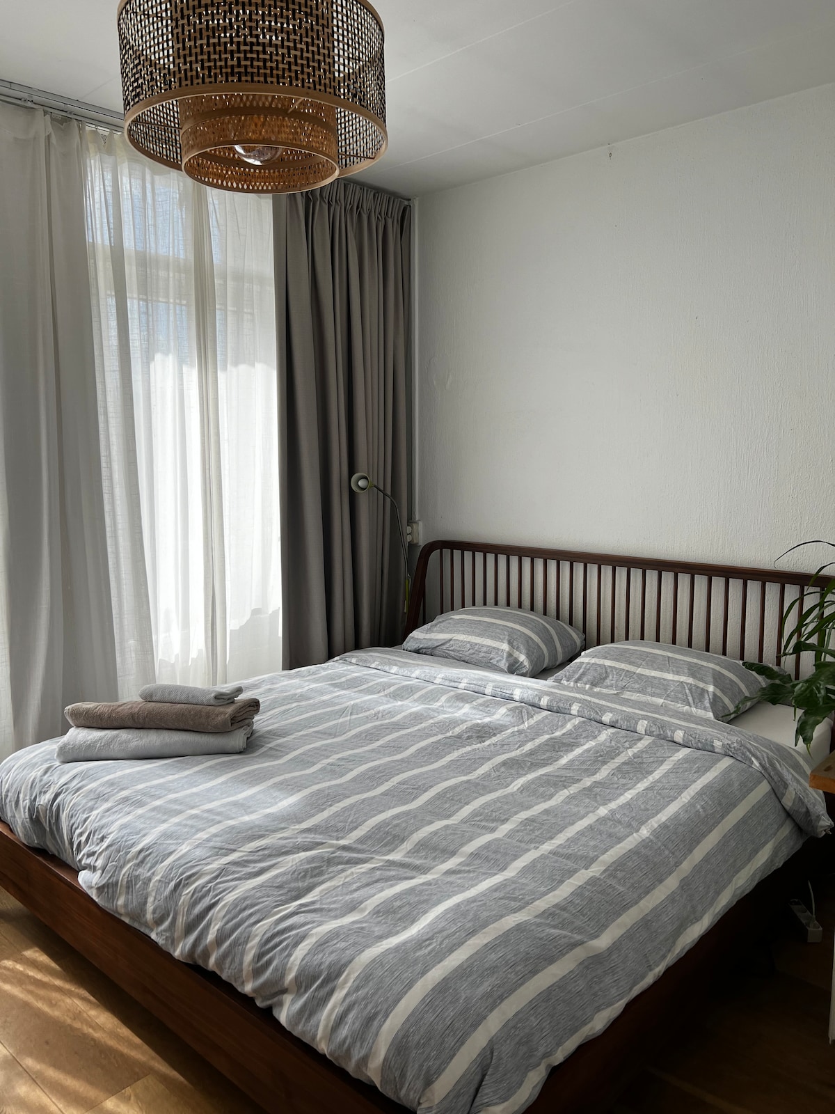 Extremely comfortable Super King size (180cm width) bed with Matt Sleeps mattress.