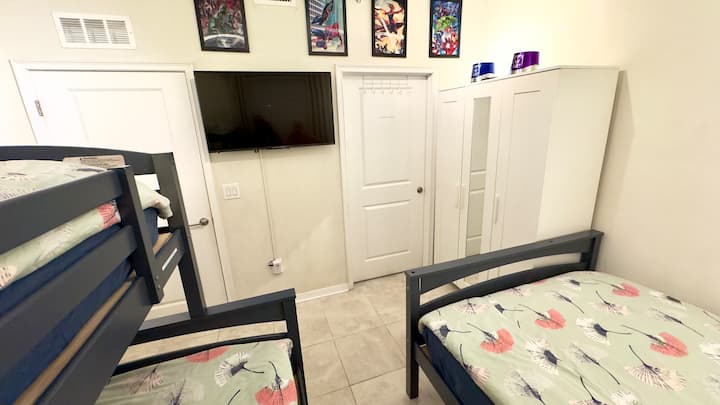 ห้องนี้มี 3 เตียง  เตียงคู่ 2 หลังและเตียงแฝด 1 หลังเป็นส่วนหนึ่งของเตียงสองชั้นด้านบน  เตียงสองชั้นด้านบนไม่เหมาะสำหรับผู้ใหญ่  