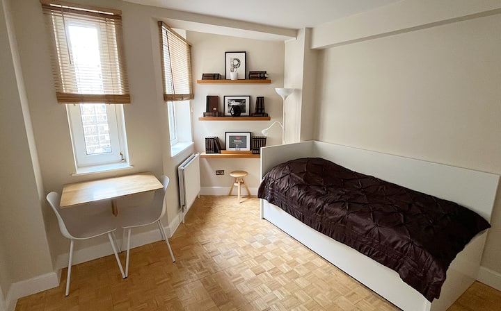 Studio ouvert : 2 lits simples gigognes, avec linge de lit frais. Une table pour deux personnes et une connexion Wi-Fi ultra-rapide avec connexion par code QR.