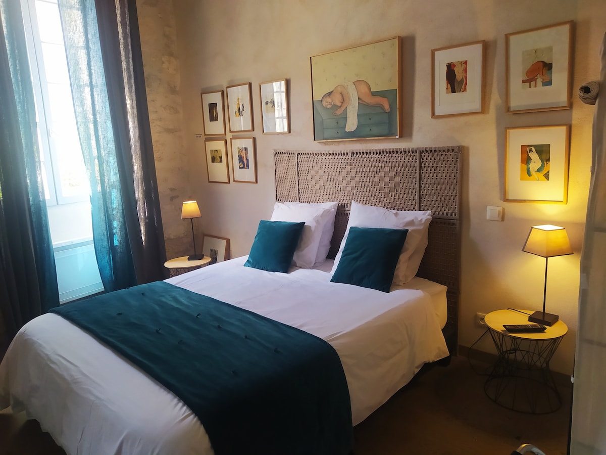 soba s umjetničkom galerijom.