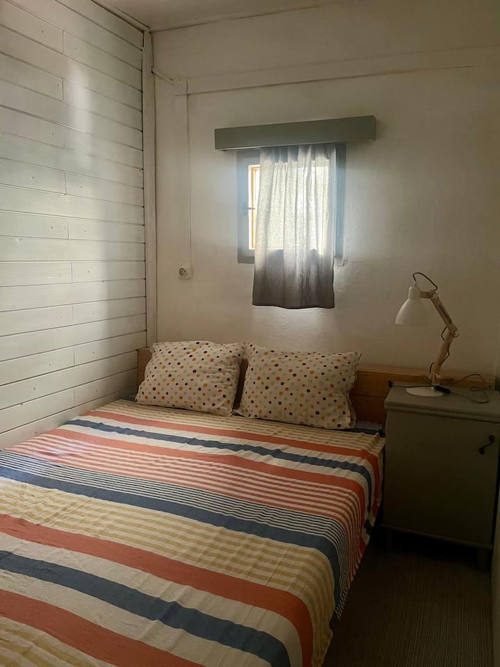 غرفة النوم رقم 1 - مدفأة من المطبخ.