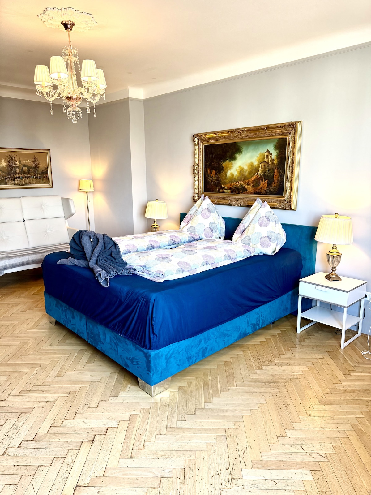 Bedroom 1 image 2