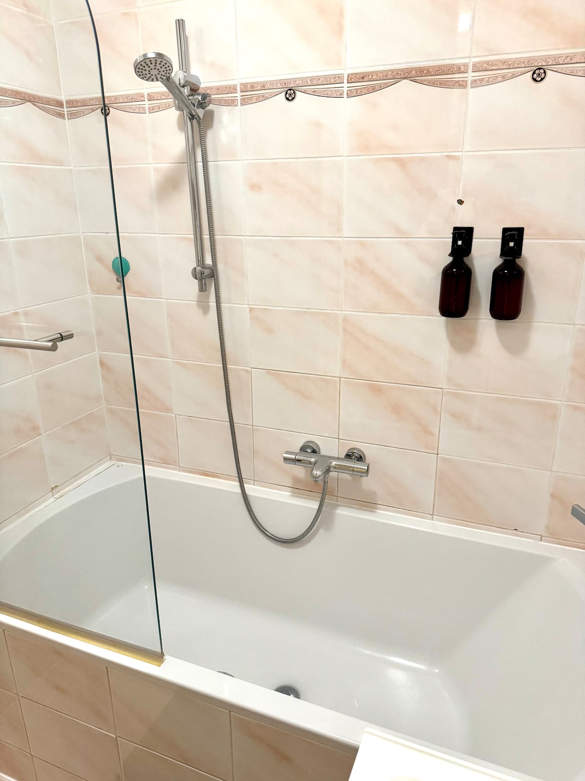 Full bathroom image 2