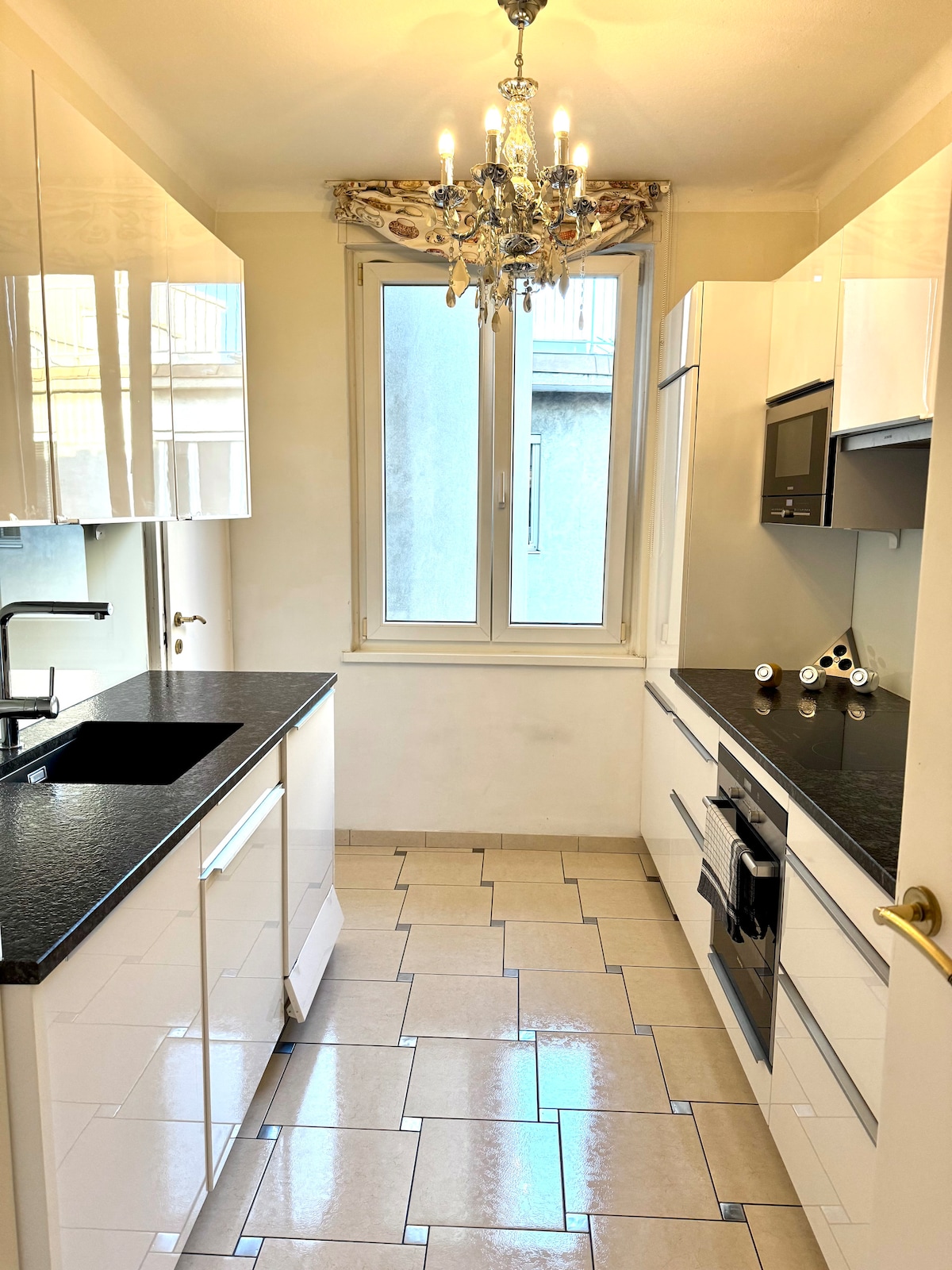 Full kitchen image 1
