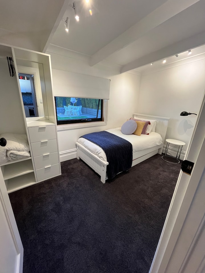 Трета спална соба со единечен кревет и кревет на извлекување 