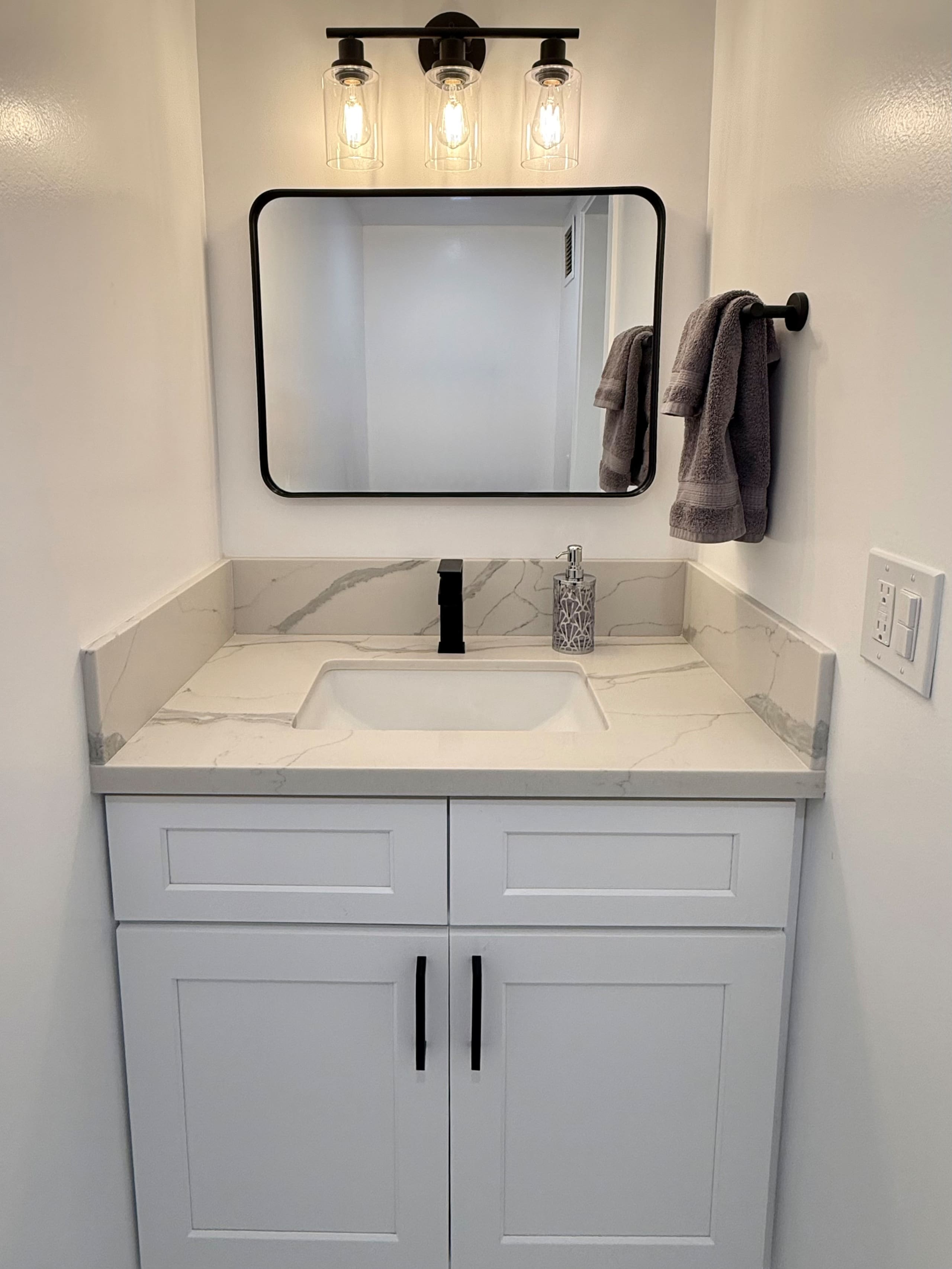 Condo in Honolulu · ★4.84 · 1 bedroom · 2 beds · 1 private bath - Image 17