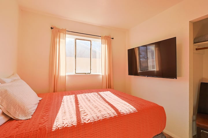 Bračni krevet (širine 150 – 179 cm) i 55-inčni pametni televizor!