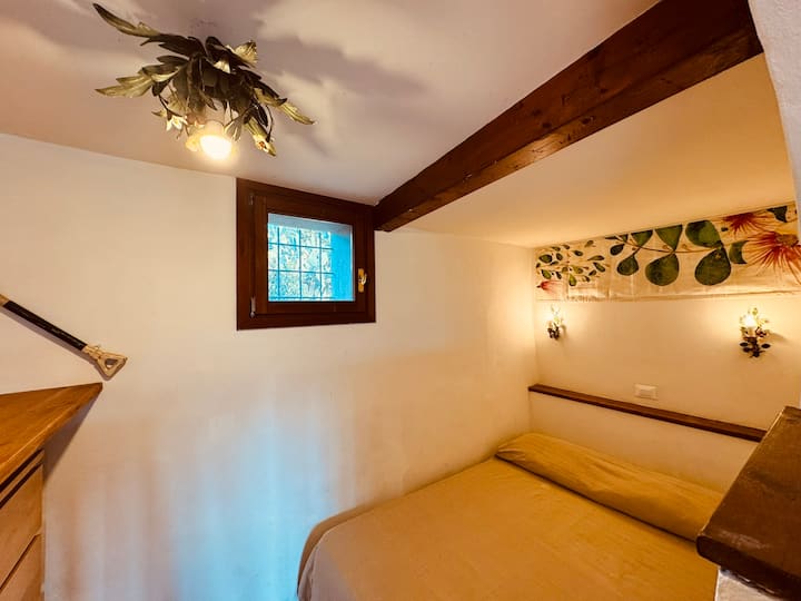 Kitanda katika alcove