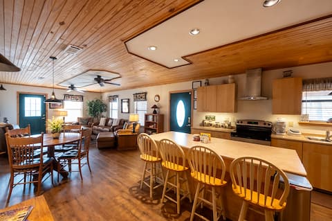 Top performing Airbnb: Eureka Summit Hideaway in Holiday Island