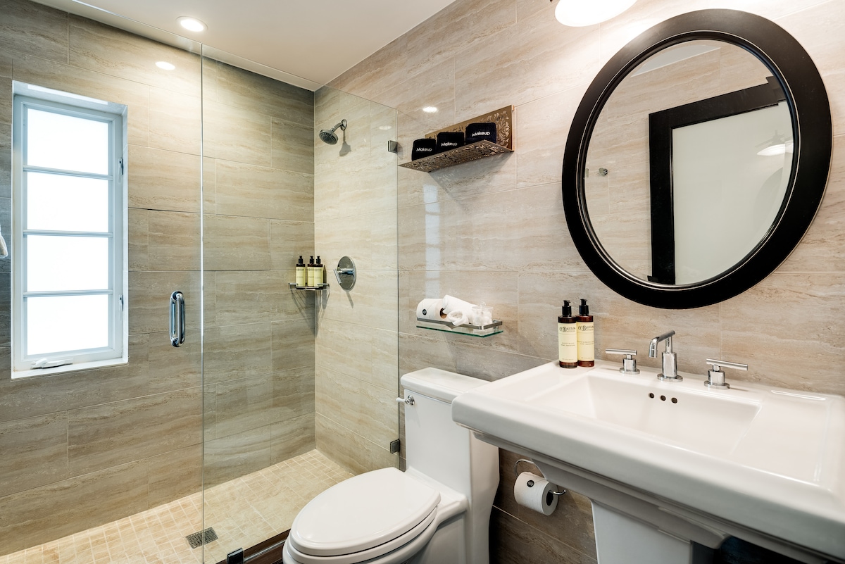 Stylish Room, Queen Bed, Pool, Sundeck, Restaurant