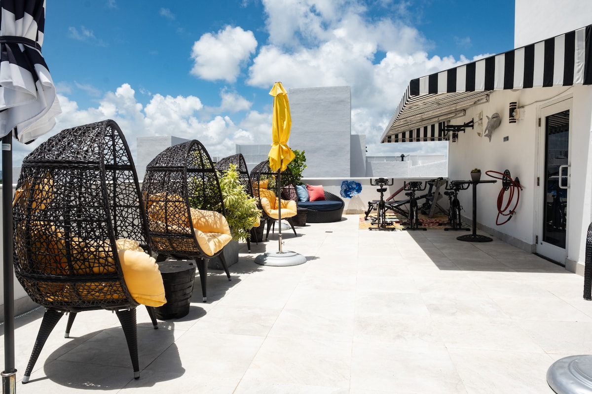 Upscale, 2 Queen Beds, Pool, Sundeck, Beach Across