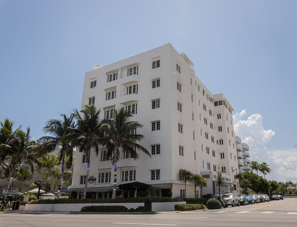 Upscale, 2 Queen Beds, Pool, Sundeck, Beach Across