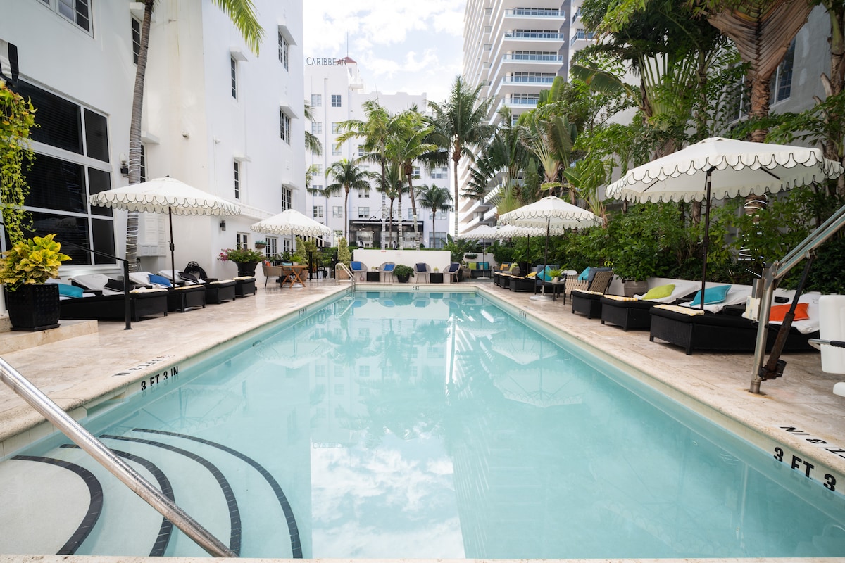 Upscale, 2 Queen Beds, Pool, Sundeck, Beach Across