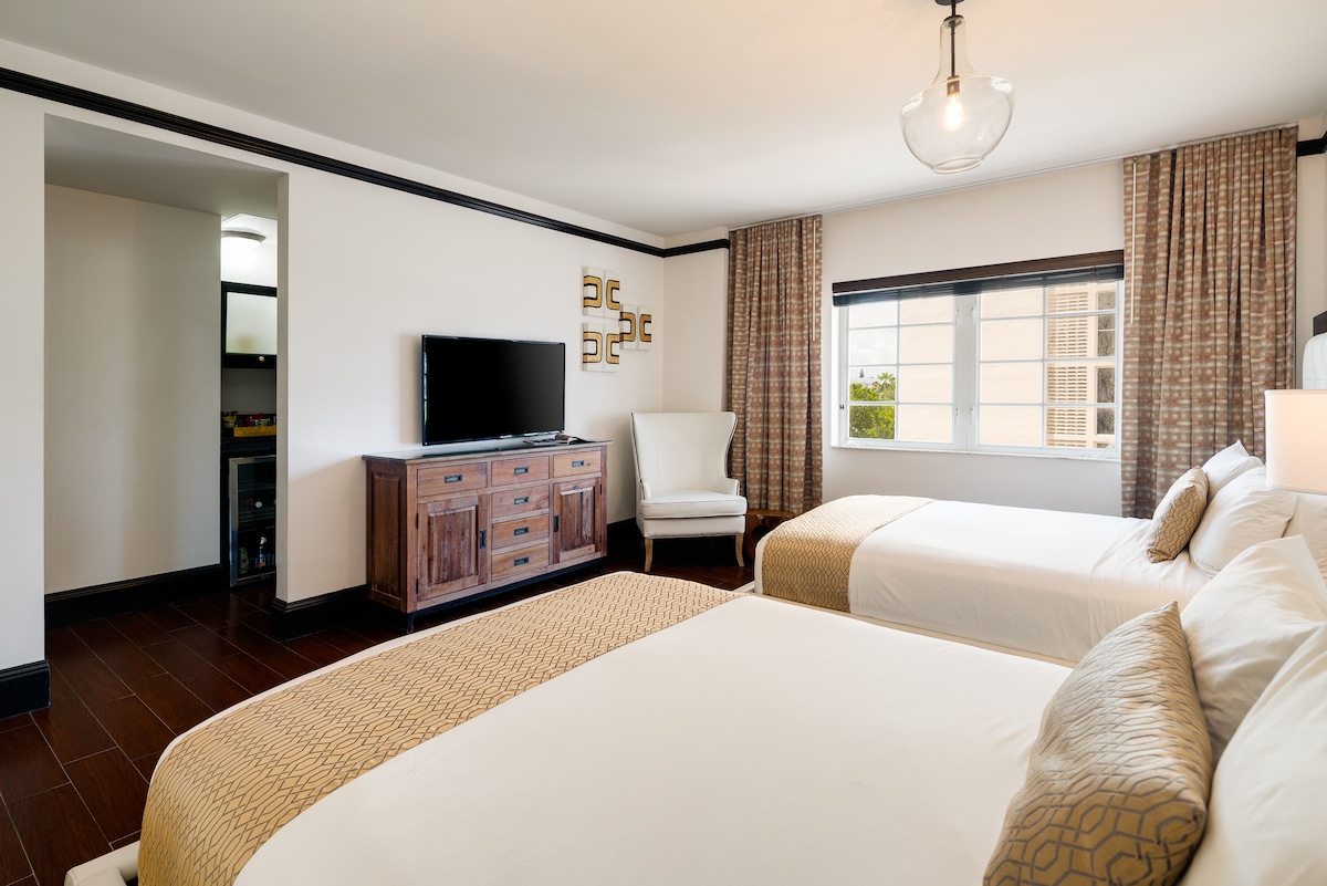 Upscale, 2 Queen Beds, Pool, Sundeck, Beach Across