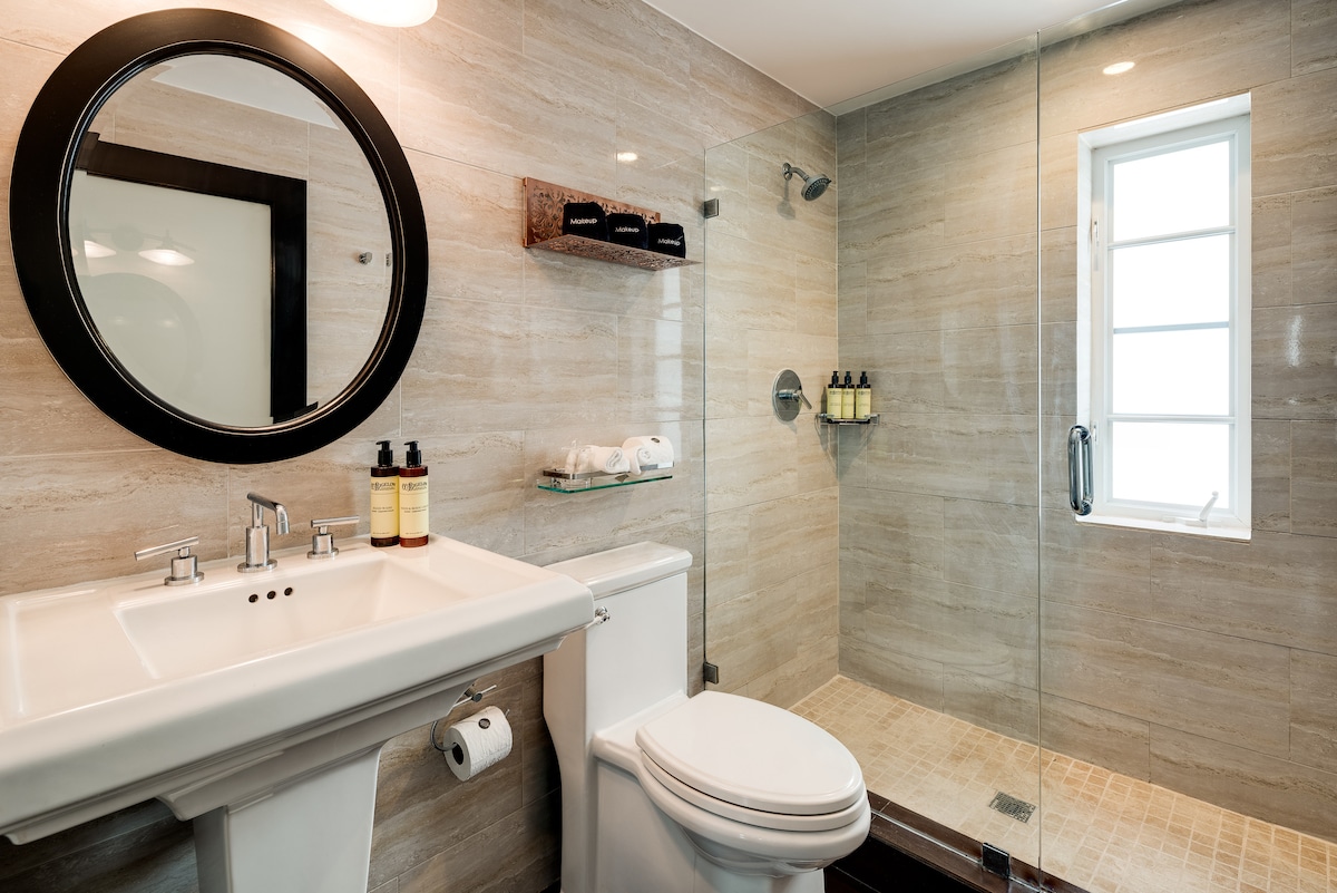 Upscale, 2 Queen Beds, Pool, Sundeck, Beach Across