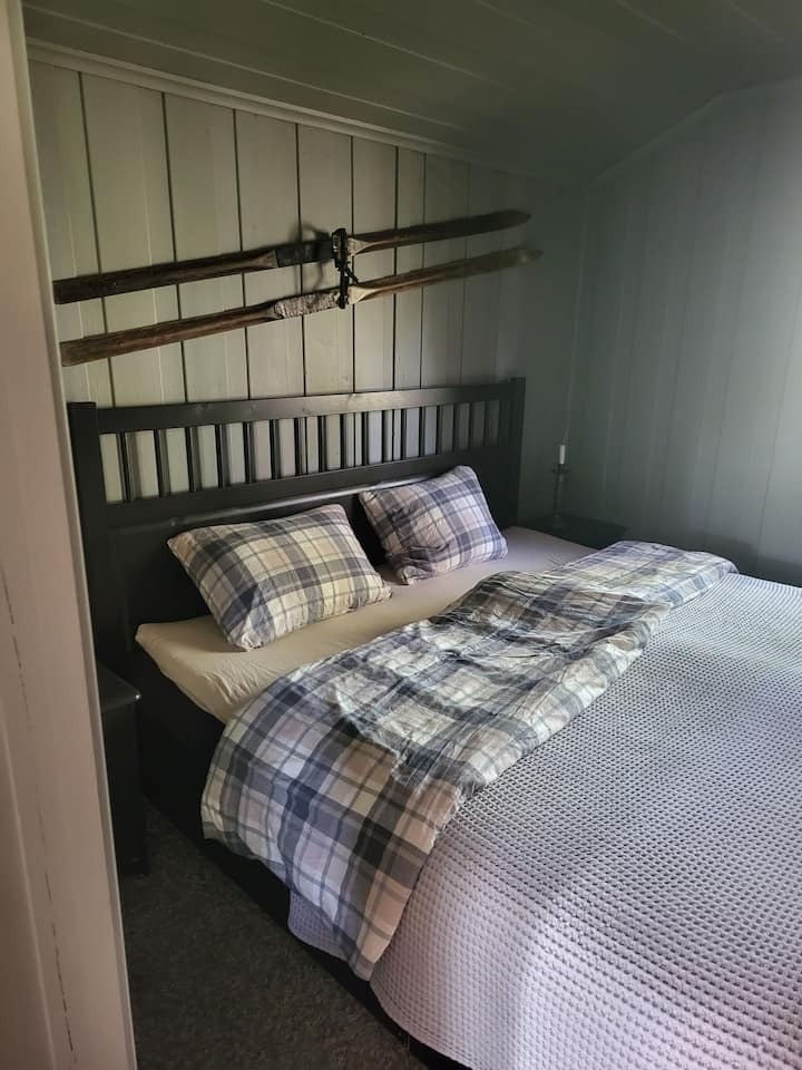 غرفة نوم بسرير مزدوج