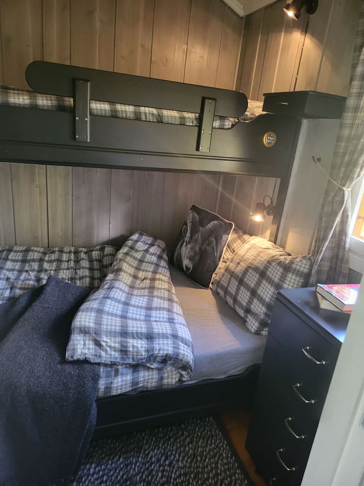 120 سرير مع سرير علوي. 