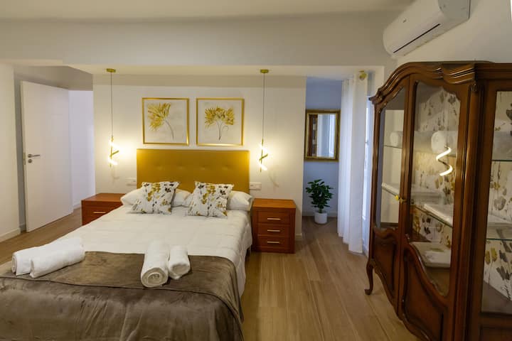 1号卧室。空调和热泵。 宽敞的衣柜，有一部分用于额外的家用布草：额外的毯子、毛巾、厨房毛巾等。