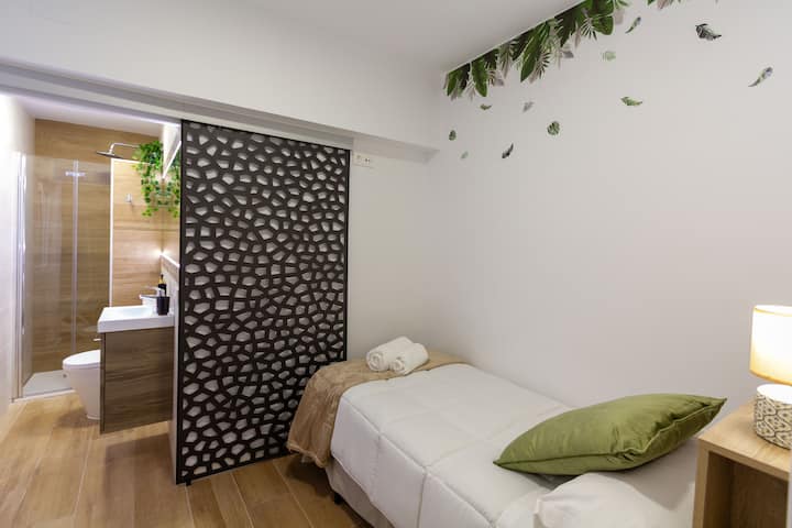 卧室配有独立卫生间，旨在提供舒适和隐私。
卧室配有独立卫生间，旨在提高舒适度和隐私。