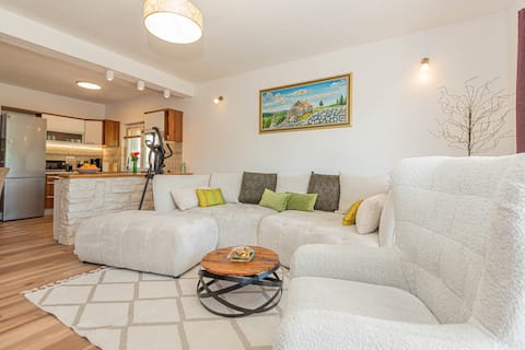 Popular Airbnb listing: Villa R&B (heated pool) in Grad šibenik