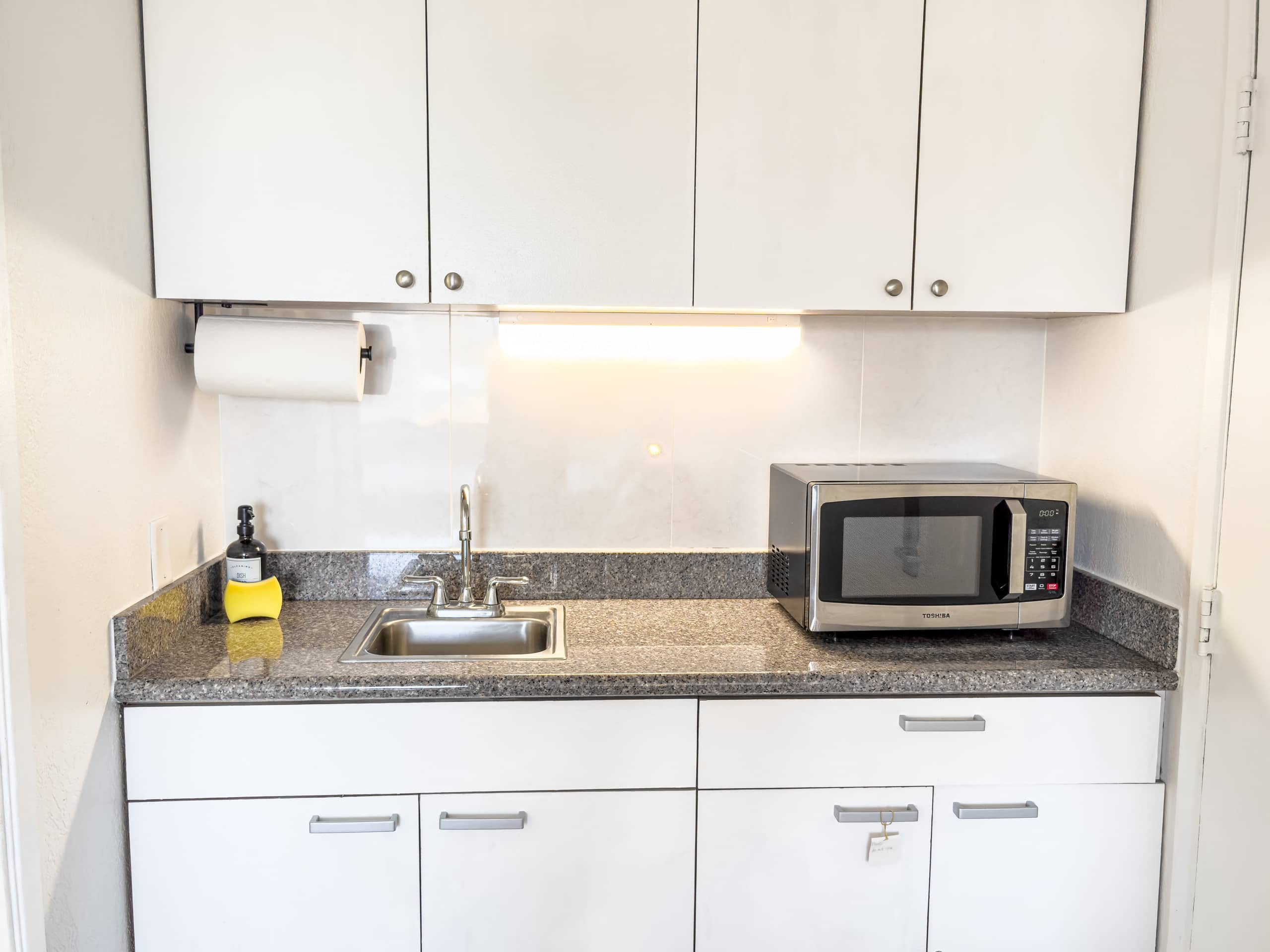 Condo in Honolulu · ★4.6 · Studio · 1 bed · 1 bath - Image 7