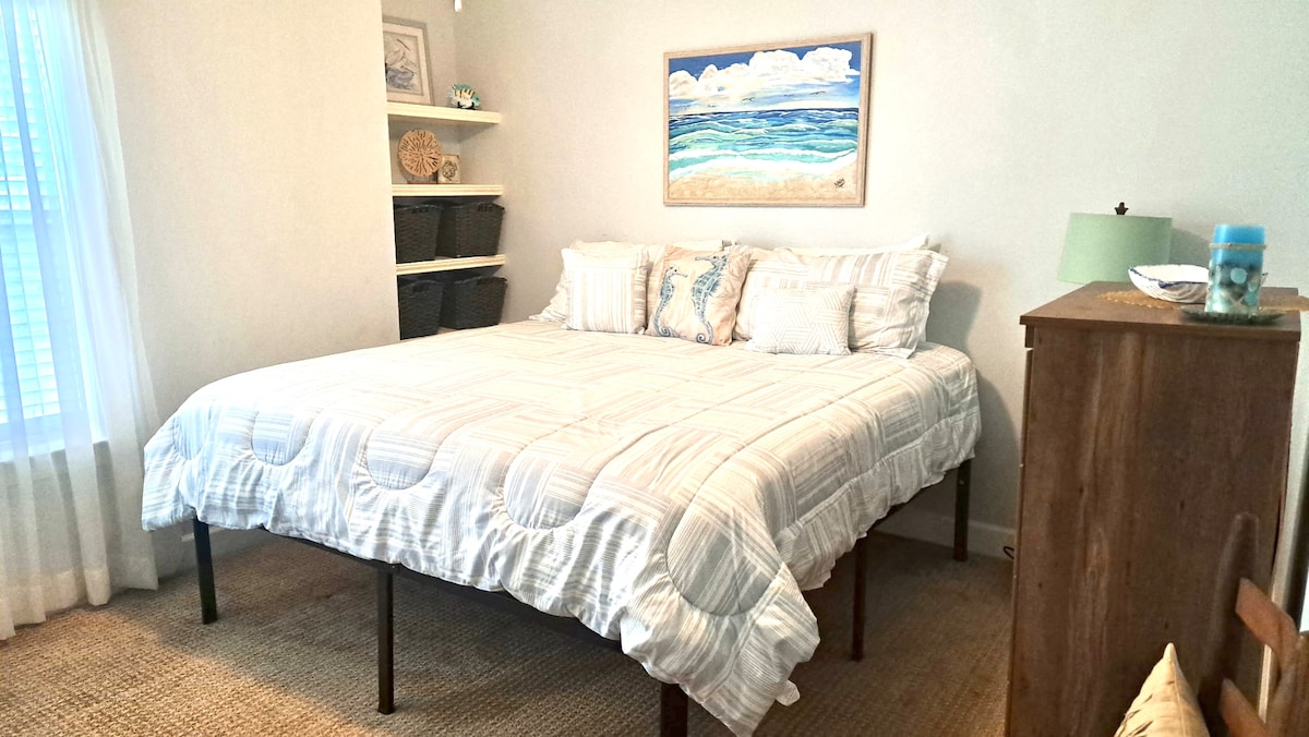 Kitanda aina ya King, kabati la kujipambia, kifua cha droo na televisheni mahiri.