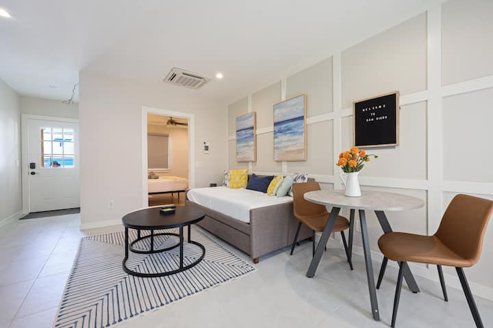 Este sofá cama también sirve como 2 camas individuales. Se desliza hacia afuera. 