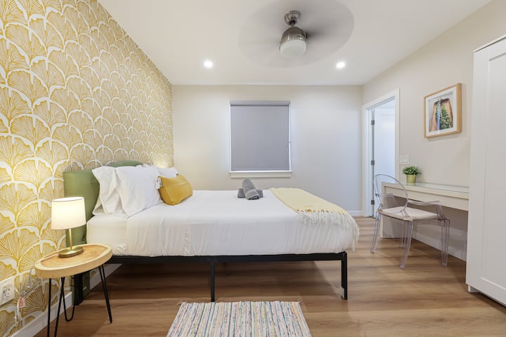 Disfruta durmiendo en este colchón de espuma viscoelástica tamaño queen con ventiladores de techo si quieres el ruido blanco adicional.