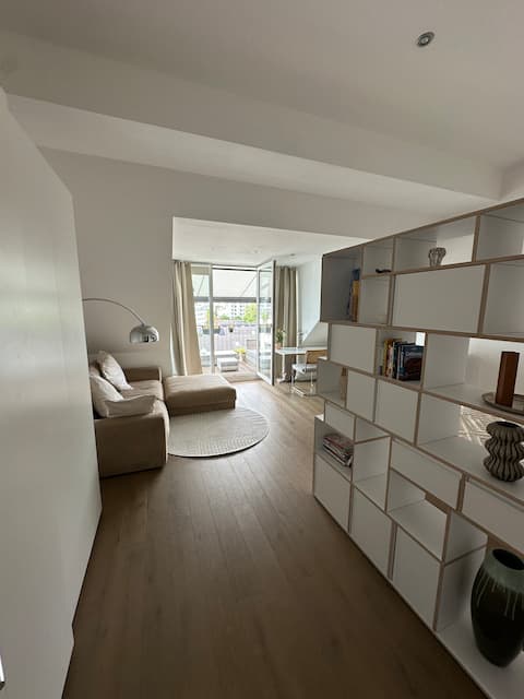 Erfolgreiche Airbnb-Immobilie: Over the rooftops of Cologne with balcony and cathedral view in Köln