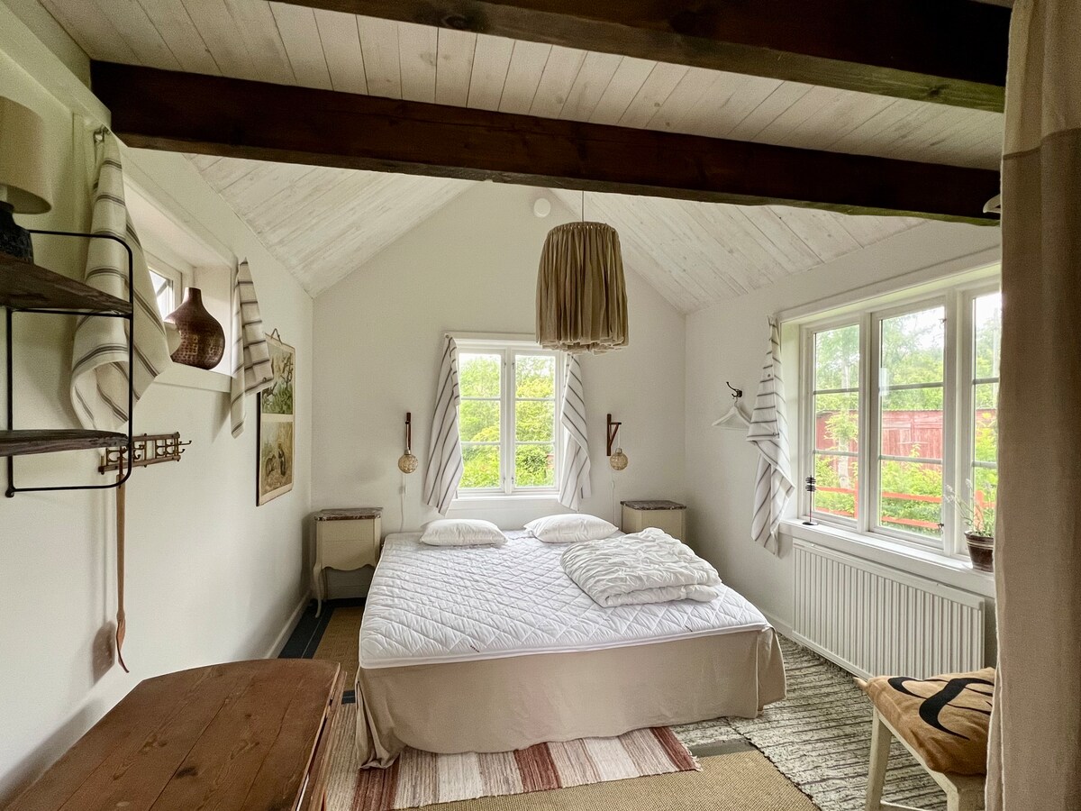 Maison d'hôtes (petite cabane rouge derrière la maison d'habitation sur les photos) mais lit double de 180 cm et chambre pour tout matelas ou lit bébé de voyage.