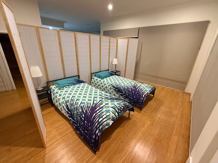 Tento priestor je oddelený od hlavného obytného priestoru, takže nie je úplne súkromný.  Pôvodne to bol jedálenský priestor, ktorý sa dá na požiadanie opäť usporiadať do formálneho jedálenského priestoru.
Súčasný obytný priestor dostatočne obsahuje salóniky, televízor a jedálenský priestor 