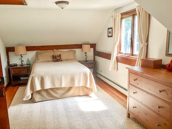 Chambre principale avec grand lit confortable. 
