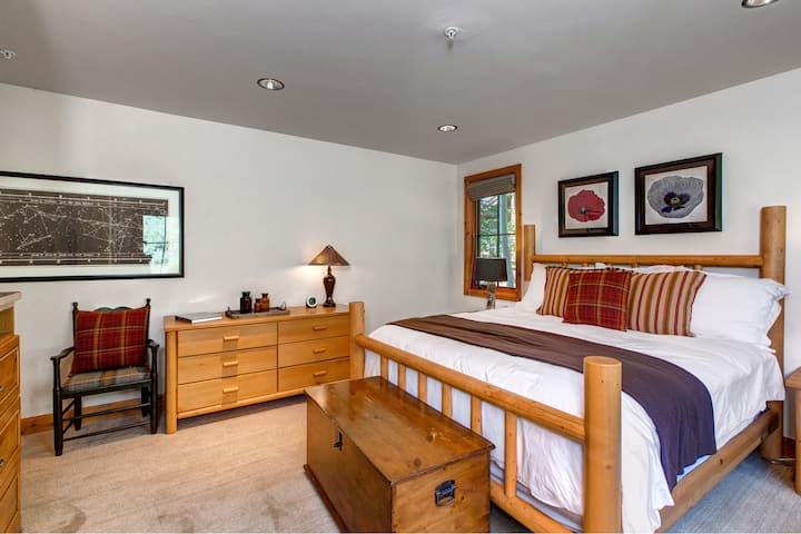 Dormitorio 2 con cama tamaño king, TV de pantalla plana y baño privado