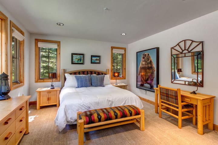 Dormitorio 3 con cama tamaño queen, TV de pantalla plana y baño privado