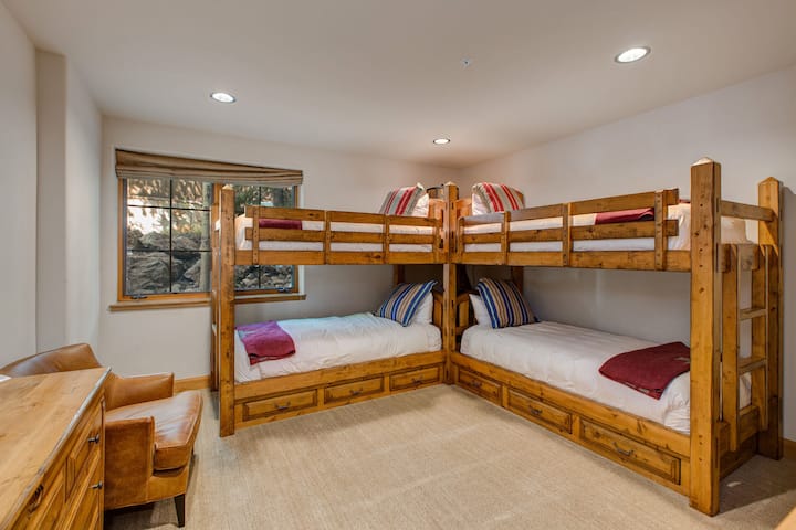 Dormitorio 6: habitación con literas con 2 camas individuales superpuestas