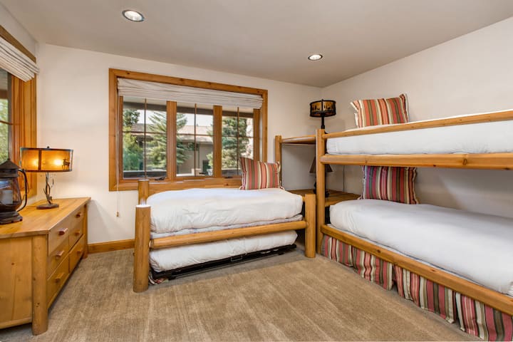 Dormitorio 5: habitación con literas (una litera con dos camas individuales en la parte superior y una cama individual con cama nido individual), acceso al patio, baño privado