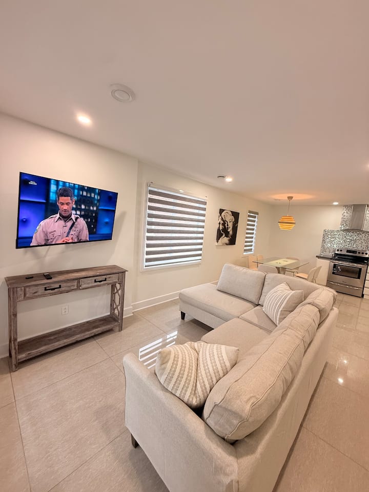 A. Luxurious Two Story Villa. - Montreal