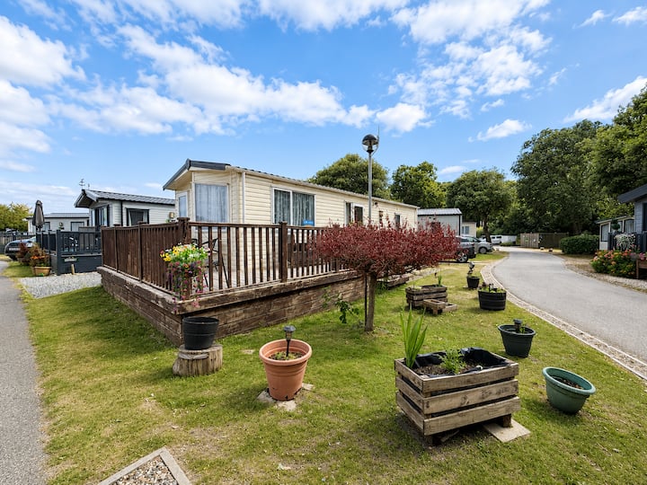 Brilliant Caravan With Partial Seaview Ref 32026az - Suffolk