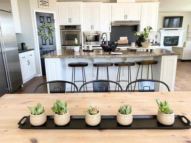 Santa Clarita Tropical Getaway, Six Flags, LA gallery image 5