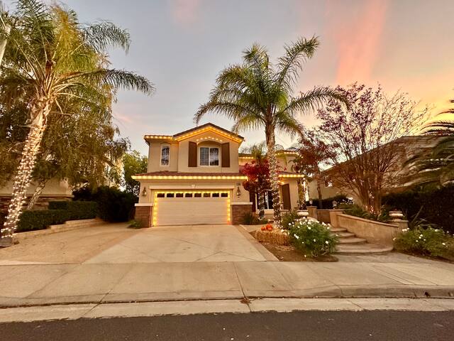 Santa Clarita Tropical Getaway, Six Flags, LA gallery image 2