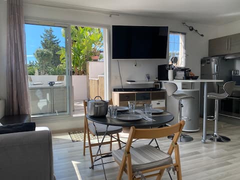 Annonce Airbnb populaire: Rooftop studio terrace, Pool, Air conditioning, Beach... à Vallauris