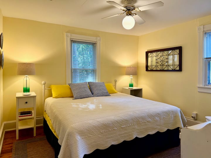 Cama tamaño king en el segundo piso
