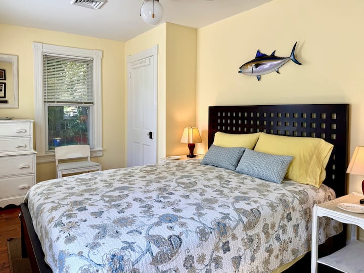 Cama tamaño queen en el segundo piso