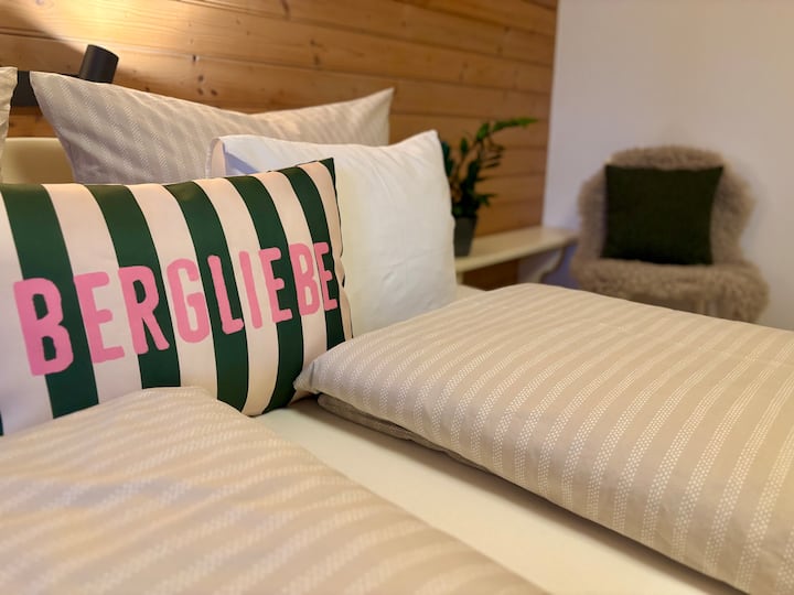 Chumba cha kulala chenye starehe chenye mtindo wa kifahari wa nyumba ya mashambani kilicho na kitanda cha watu wawili, roshani na mwonekano wa mashambani. 