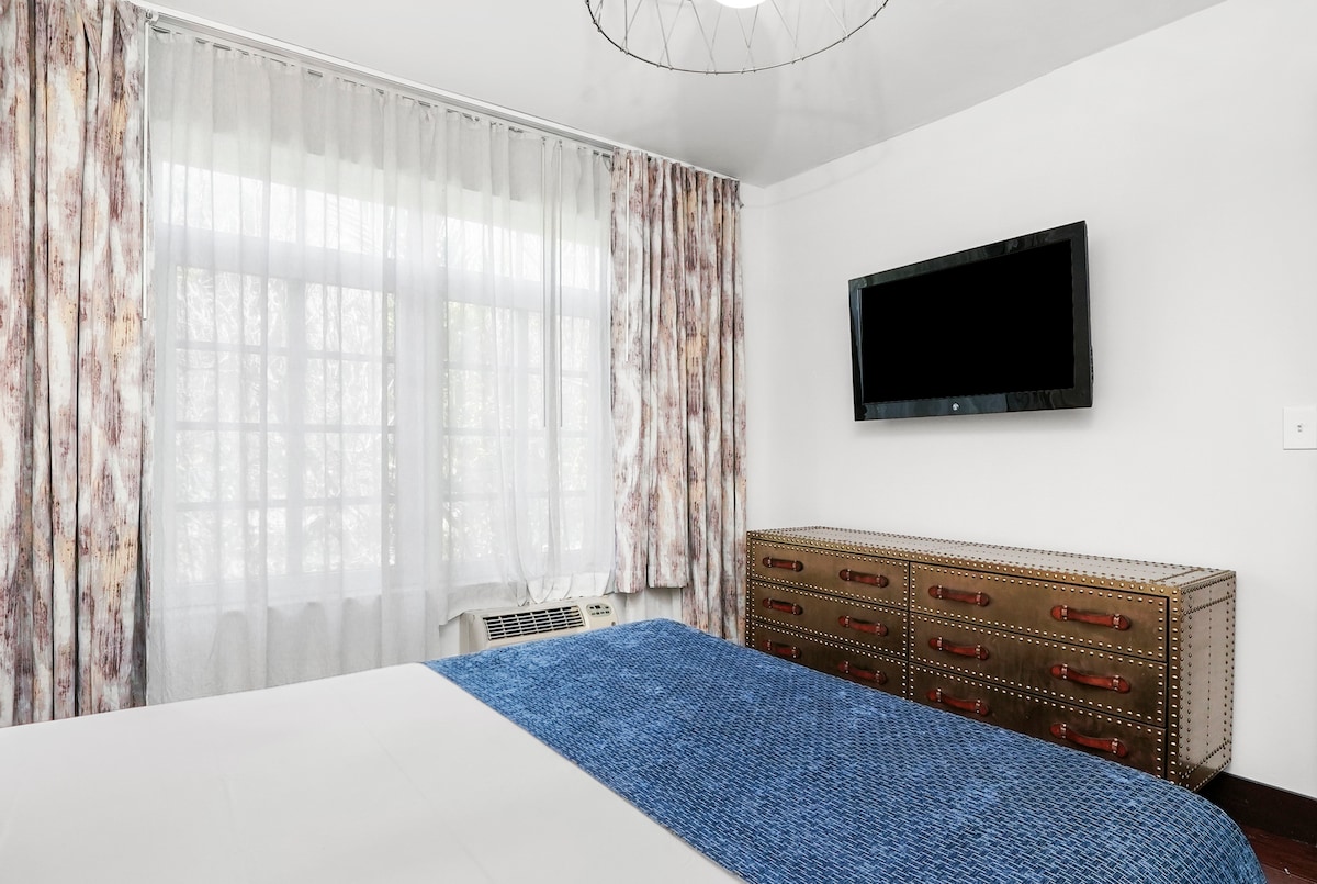 Studio with One Queen Bed, Kitchen, Sundeck
