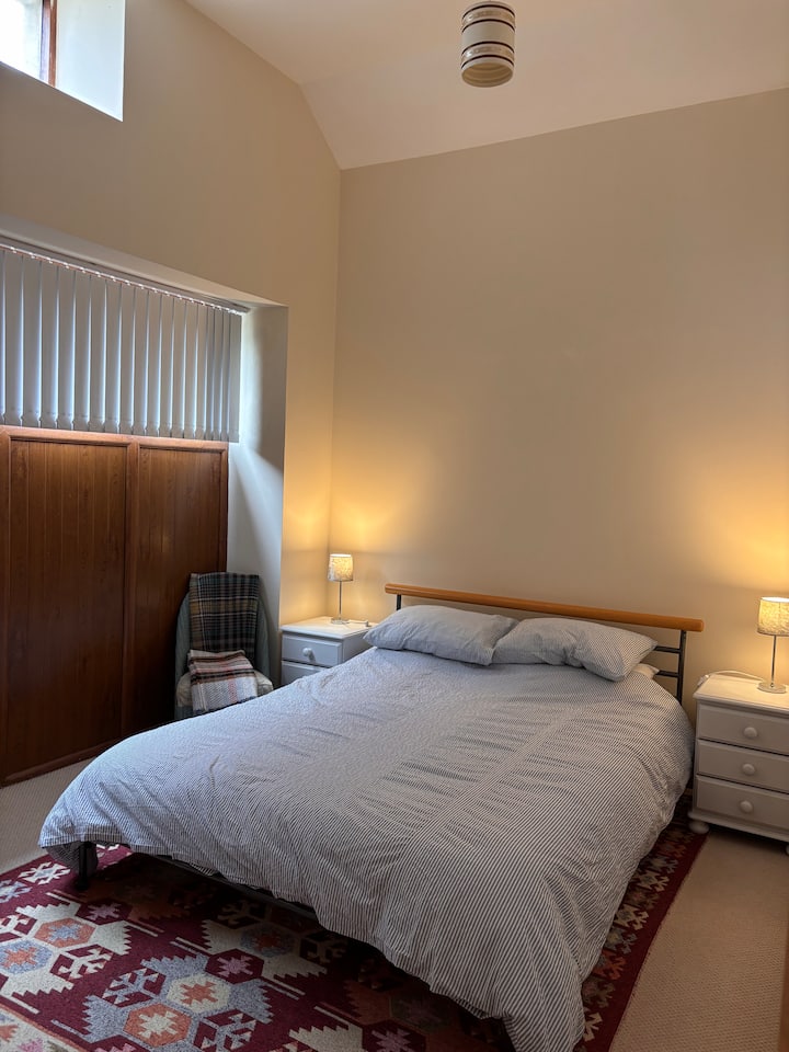 חדר שינה ראשי, מיטת קינג סייז.