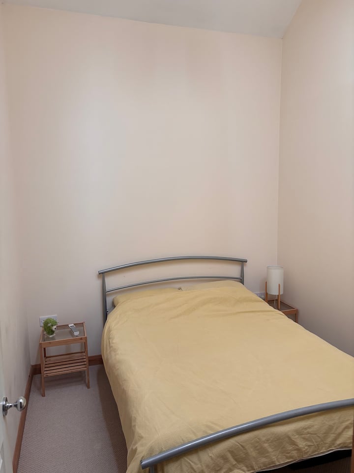 חדר שינה שני. מיטה זוגית.