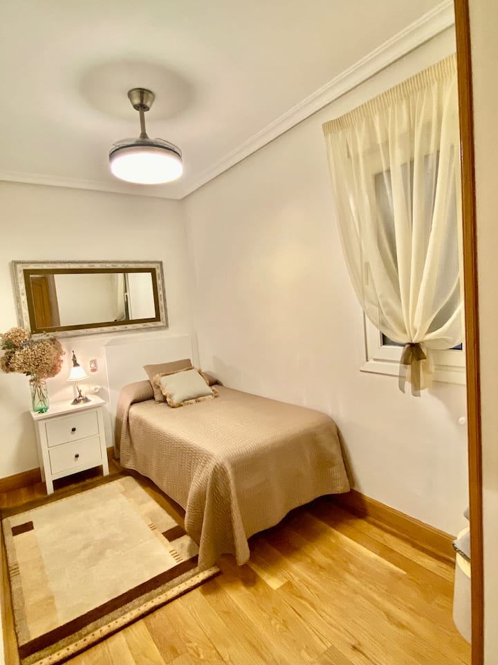 Single Room 2 (optional place a complimentary crib)