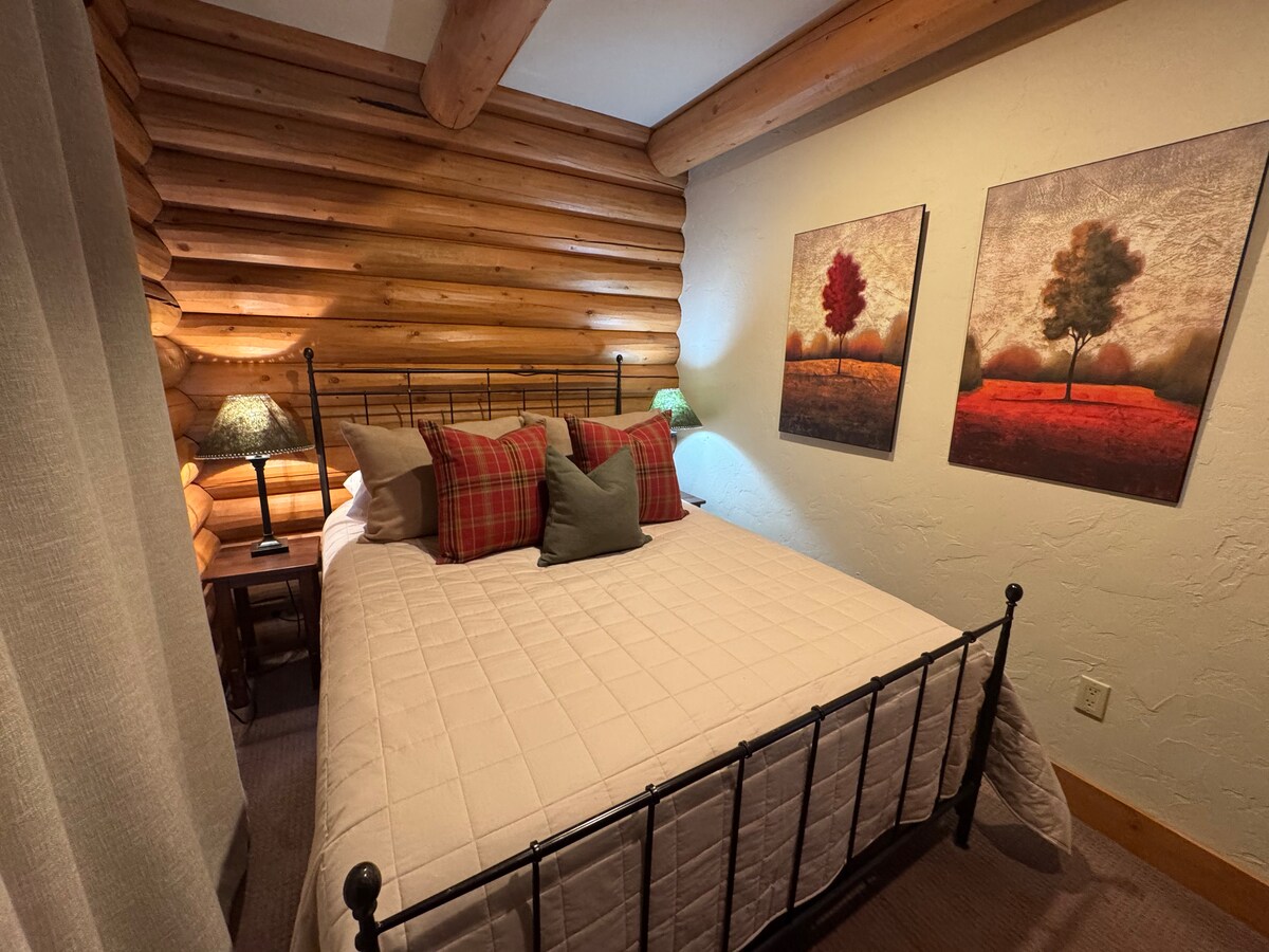 Двойна спалня на основното ниво, в съседство със стая с двуетажно легло. Обща баня от другата страна на коридора. 